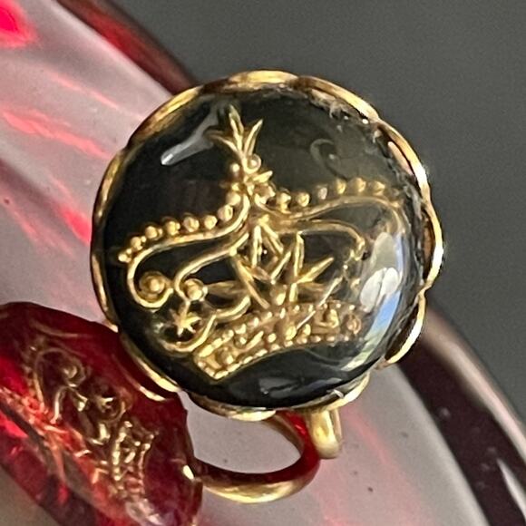 Pair Midcentury Lucite Royal Crown Screw Back Clip on Earrings Black & Gold Tone - Picture 3 of 7